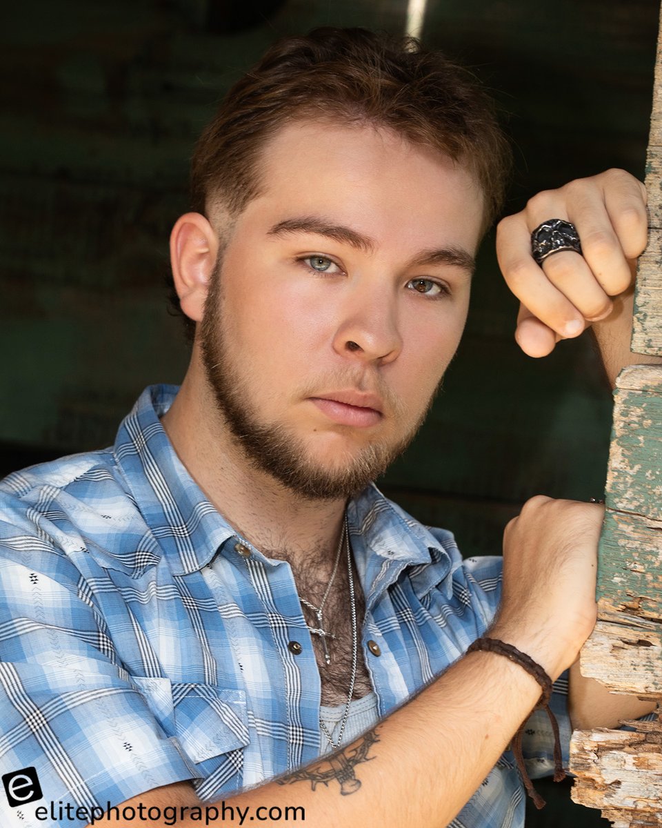 elitephotograph's tweet image. You look great in this shot, Jayden! We had a blast working with you for your shoot. Thank you for choosing Elite for you senior photos! #WeLoveSeniors #ClassOf2026