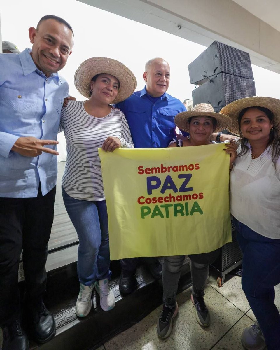 ConElMazoDando's tweet photo. #VenezuelaVuelaLibre

📰 Cabello desde Portuguesa: unidad, producción y una sola exigencia ¡Venezuela libre de sanciones!

En medio de una jornada cargada de participación popular Diosdado Cabello recorrió el estado Portuguesa como parte de la gran peregrinación nacional por una Venezuela sin sanciones, dejando un mensaje claro: la clave está en la unidad, la producción y la defensa del país.

Desde tierras llaneras, acompañado por el Poder Popular, sectores productivos, comunas, empresarios, campesinos y la Fuerza Armada Nacional Bolivariana, Cabello destacó que esta movilización no es un evento aislado, sino el inicio de un proceso sostenido en el tiempo para exigir al mundo el cese del bloqueo.

⸻

🇻🇪 Una sola voz: basta de sanciones

Cabello fue enfático al señalar que en cada estado recorrido se repite el mismo diagnóstico:

* Las sanciones han golpeado duramente la economía.
* Han limitado la capacidad productiva del país.
* Han afectado operaciones financieras clave.
* Incluso obligaron a buscar mecanismos extraordinarios para garantizar insumos vitales como vacunas.

“La exigencia es clara: que nos dejen trabajar, producir y comerciar libremente”, insistió, subrayando que Venezuela debe tener el derecho de vender su petróleo, su oro y toda su producción sin restricciones externas.

⸻

🤝 Reconciliación y política sin violencia

Uno de los puntos centrales fue el llamado a la reconciliación nacional.

Cabello puso como ejemplo al estado Táchira, donde distintos sectores han logrado convivir políticamente sin caer en la confrontación. En esa línea, defendió la Ley de Amnistía como un paso necesario para abrir espacios democráticos.

Pero dejó una condición firme:

👉 La política debe hacerse sin violencia, sin odio y sin atajos.

⸻

🌾 Portuguesa: el modelo que demuestra que sí se puede

El estado Portuguesa fue protagonista del discurso.

Cabello lo definió como:

* El granero de Venezuela.
* Un ejemplo de producción en medio de sanciones.
* Un símbolo de resistencia y trabajo.

Destacó que:

* Aquí se produce carne, cereales y múltiples rubros.
* Pequeños y grandes productores han sostenido la economía.
* Empresas que estuvieron cerradas hoy comienzan a reactivarse.

“Imaginen lo que sería Portuguesa sin sanciones”, expresó, dejando claro que el potencial es mucho mayor.

⸻

🐃 De la crítica al éxito: el caso del búfalo

Como ejemplo de perseverancia, recordó el desarrollo del sector bufalino:

* De ser criticado y rechazado, pasó a convertirse en una potencia.
* Hoy Venezuela lidera en producción de búfalos en América.

La lección fue directa:
👉 Cuando hay constancia, los resultados llegan.

⸻

⚾ Orgullo nacional en cualquier terreno.

El deporte también fue parte del mensaje.

Cabello resaltó el desempeño de Venezuela en el Clásico Mundial de Béisbol como una muestra del carácter del país:

* Talento propio.
* Identidad nacional.
* Capacidad de sobreponerse a la adversidad.

⸻

🏥 Pandemia: resistencia en condiciones extremas

El ministro recordó los momentos más duros del COVID-19:

* Dificultades para comprar vacunas por el bloqueo.
* Limitaciones financieras impuestas desde el exterior.

Aun así, afirmó que Venezuela logró salir adelante, desmontando los pronósticos de colapso que algunos promovían.

⸻

🗳️ Democracia, elecciones y respeto

Cabello planteó una visión clara:

* Que cada sector participe políticamente.
* Que las elecciones definan los liderazgos.
* Que quien gane, gobierne para el país.

“La clave no es solo ganar elecciones, es trabajar por Venezuela”, resumió.

⸻

🚓 Seguridad y paz territorial

En materia de seguridad, informó:

* 191 Cuadrantes de Paz instalados en Portuguesa.
* Más del 80% ya operativos.
* Próxima fase: incorporación de cámaras de vigilancia.

Pero aclaró que la paz no es solo seguridad:

👉 También implica estabilidad económica y cumplimiento de acuerdos.

⸻

⚖️ Fin a las distorsiones económicas

Cabello fue crítico con prácticas que afectan al productor:

* Incumplimiento de precios acordados.
* Especulación.
* “Vivezas” que perjudican al campo.

El llamado fue directo:

👉 Relaciones económicas justas y respeto al trabajo.

⸻

🌱 Producción nacional: el reto inmediato

Entre las propuestas concretas, anunció:

* Impulsar la siembra de caraotas en Portuguesa.
* Reducir importaciones.
* Garantizar insumos clave como semillas.

Un compromiso que busca traducirse en resultados reales.

⸻

✈️ Más conectividad para el desarrollo

También abordó necesidades logísticas:

* Evaluación de nuevas rutas aéreas desde Portuguesa.
* Posibilidad de incorporar empresas privadas.

Se comprometió a destrabar procesos si existen obstáculos administrativos.

⸻

📄 El Pueblo propone, el Gobierno ejecuta

Cabello solicitó consolidar un documento con propuestas de todos los sectores:

* Campesinos
* Empresarios
* Comunas
* Movimientos sociales

Ese documento será elevado a la Presidenta como hoja de ruta para nuevas acciones.

⸻

🇻🇪 Un mensaje final: Venezuela puede volar libre

El cierre fue claro y directo:

👉 Venezuela tiene todo para crecer.
👉 El único obstáculo real son las sanciones.
👉 Con unidad, el país puede avanzar mucho más rápido.

Desde Portuguesa, quedó planteada una idea central:

Si este modelo productivo se replica en todo el país, el futuro sería completamente distinto.

⸻

🔴 Mensaje clave

Venezuela no se detuvo, no se rindió y no se va a rendir.
Con unidad, producción y sin sanciones, el país está listo para despegar.

@dcabellor