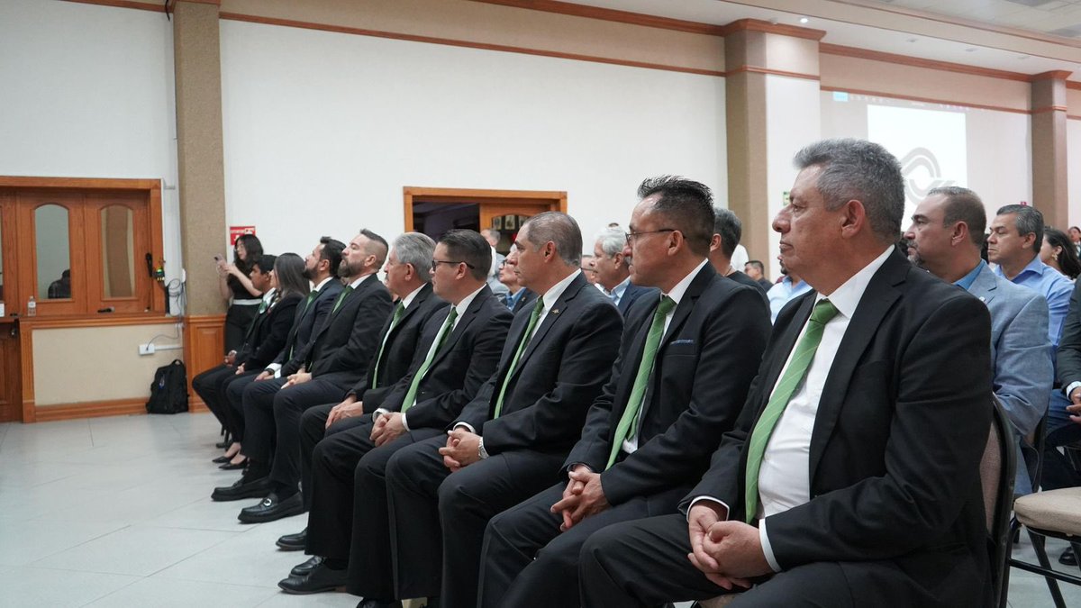 AMIVTACmx's tweet image. La toma de protesta fue realizada por el Ing. Carlos Alberto Correa Herrejón, Vicepresidente 3, en representación de la AMIVTAC Nacional.

Reconocemos la labor del Ing. Leonel Barrientos Juárez y damos la bienvenida a esta nueva etapa. ¡Enhorabuena! 

#AMIVTAC #IngenieríaVial