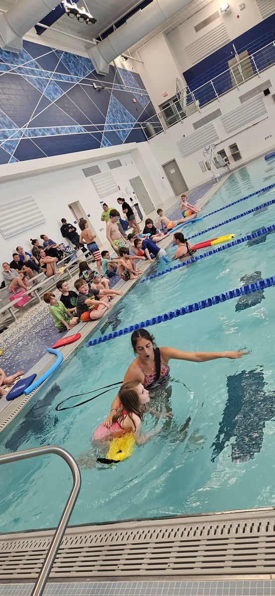 county_kenton's tweet photo. Tonight we hosted Campbell County Cub Scout Pack 563. They learned about water safety, participated in swim lessons, and had family swim time! https://t.co/yjKEIEYu3A