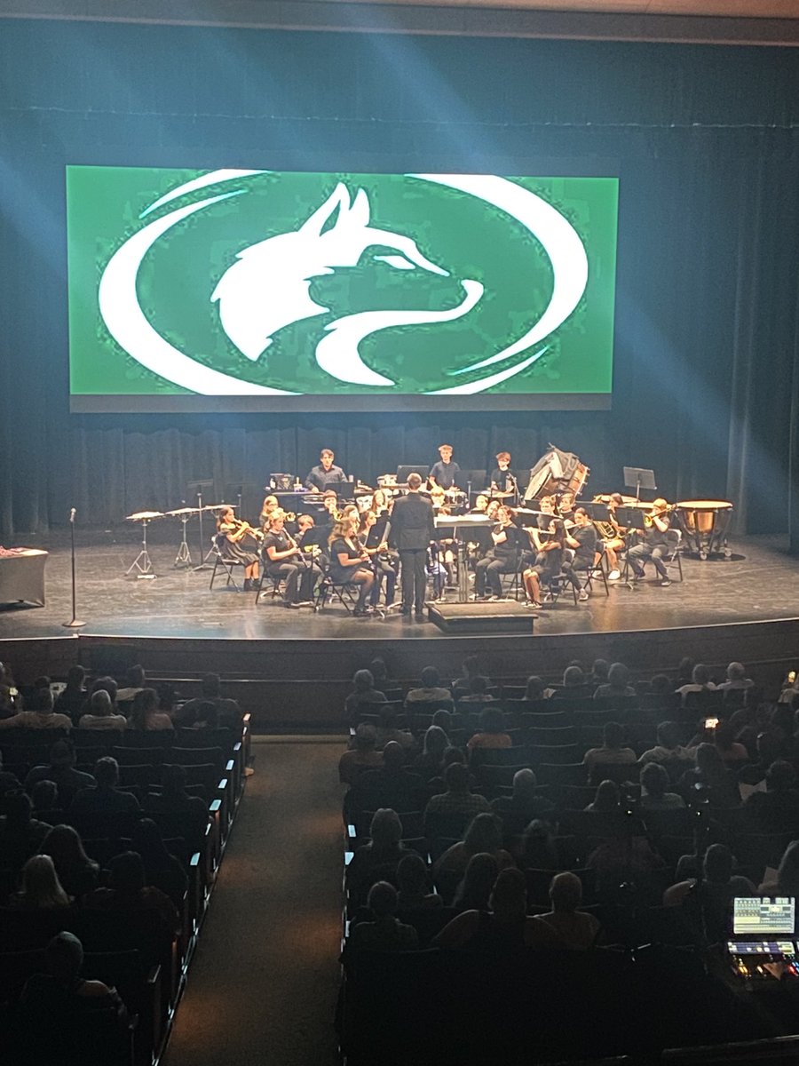 jandkpalmer3's tweet photo. Awesome performance by the NGMS and NGHS bands tonight! 💚🎶🎺 https://t.co/rRJXOrPEik