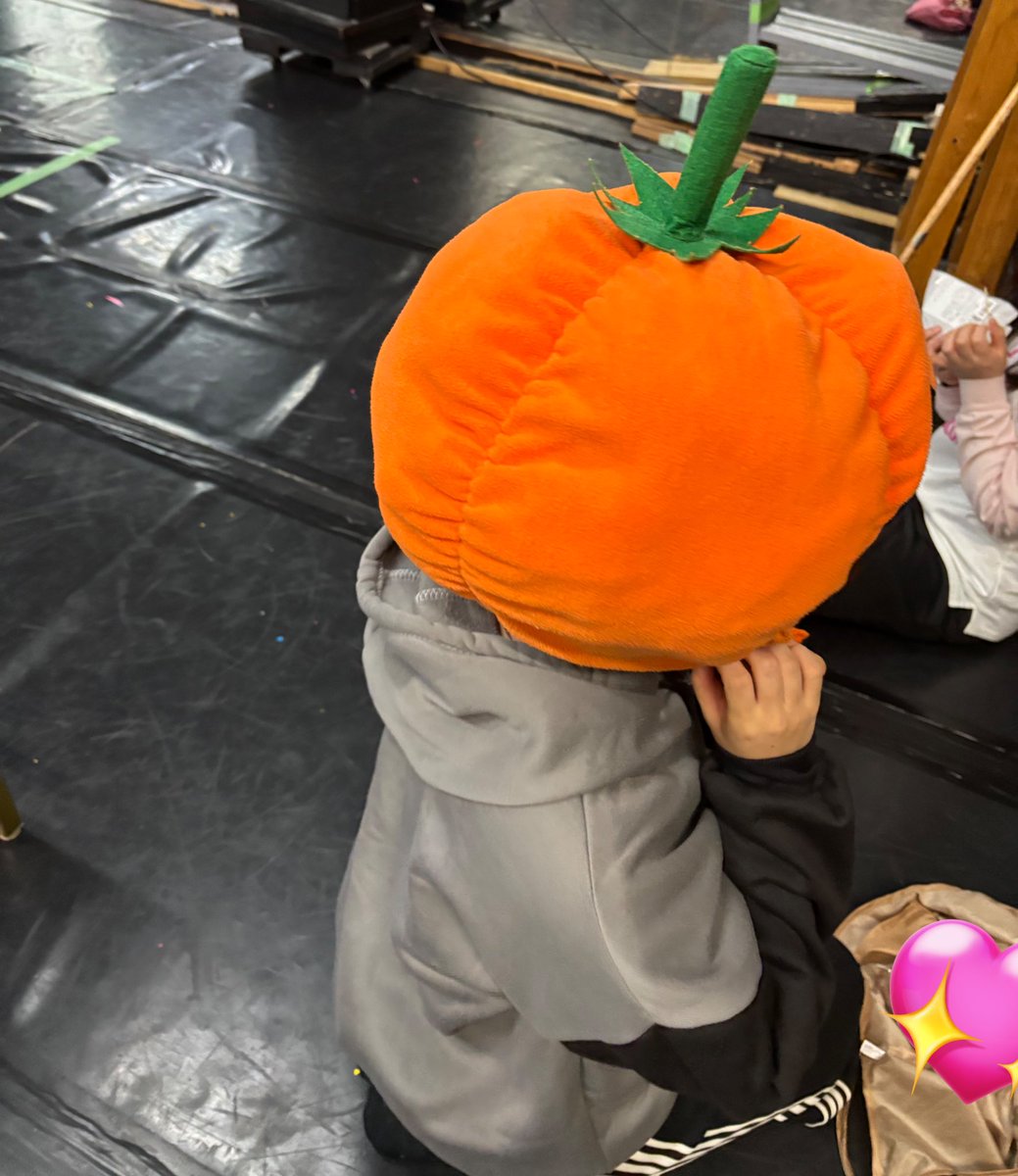 kaya___komatsu's tweet image. ネタバレなるから載せてなかった写真も📸
そして初日の集合写真とガヤッティ📸
今日も一日精一杯頑張ります🔥
かやのガヤもあと6公演😌
一公演一公演を大事に過ごします🍀*゜
今日もドミノの国(JOYJOYシアター)で待ってるね😚💗

#ドミアリg2026  #舞台 #2日目 #練馬 #桜台