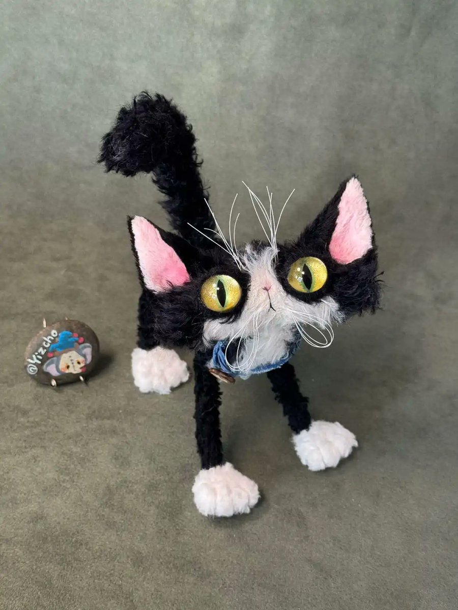 playmorphx's tweet image. Looks like a little cow with a bit of a temper! 🐮 Dropping in the group tonight! ✨

Original handcrafted doll, fully poseable. Not a pipe cleaner toy! Copyright protected, please do not copy.

#ArtDoll #HandmadeDoll #Handcrafted #CowCat #ToyArtist