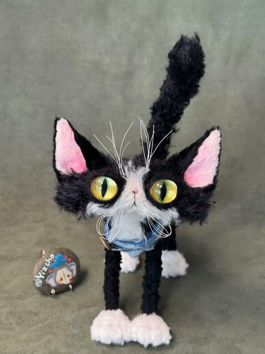 playmorphx's tweet image. Looks like a little cow with a bit of a temper! 🐮 Dropping in the group tonight! ✨

Original handcrafted doll, fully poseable. Not a pipe cleaner toy! Copyright protected, please do not copy.

#ArtDoll #HandmadeDoll #Handcrafted #CowCat #ToyArtist