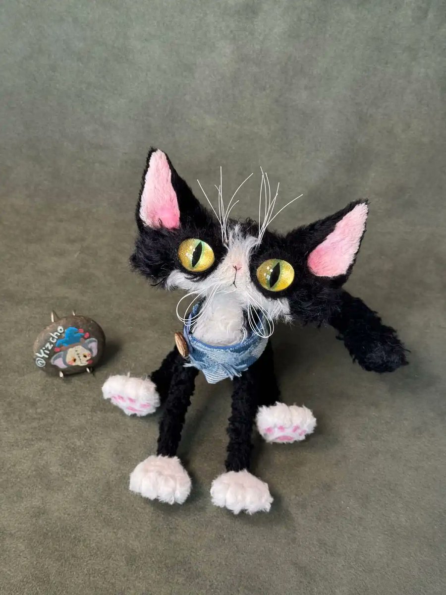 playmorphx's tweet image. Looks like a little cow with a bit of a temper! 🐮 Dropping in the group tonight! ✨

Original handcrafted doll, fully poseable. Not a pipe cleaner toy! Copyright protected, please do not copy.

#ArtDoll #HandmadeDoll #Handcrafted #CowCat #ToyArtist