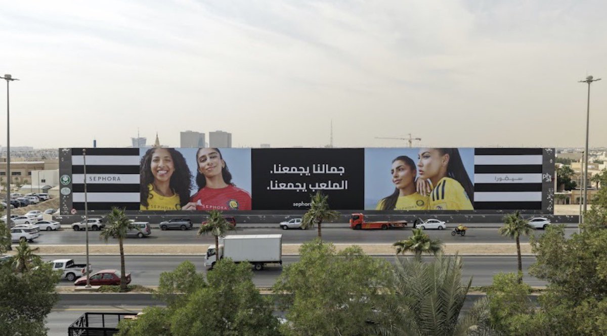 dahics's tweet image. يقول ضاحي إن الحملات التسويقية كانت تُقسم سابقًا إلى نوعين:
- نشر الوعي
- تحقيق المبيعات

لكن في عام 2020 جاء  مفهوم جديد هو: 
إعادة التموضع. 

وهذا النوع قد يعكس عدة دلالات، منها:
- القلق من دخول منافس جديد للسوق
- وجود مشكلة في المبيعات
- محاولة إثبات الحضور والاستقرار، وغيرها.