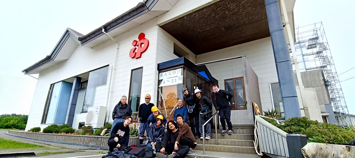 海浜あみだ湯さんでの煙突修復作業が無事に終了いたしました。煙突上部の欠損や、多数生じていたひび割れを補修し、ペンキ塗りも完了いたしました。そして屋根の上にあったタンクも地上に降ろしましたので今後はより多くの地下水をタンクに貯めることができます。皆様ありがとうございました。