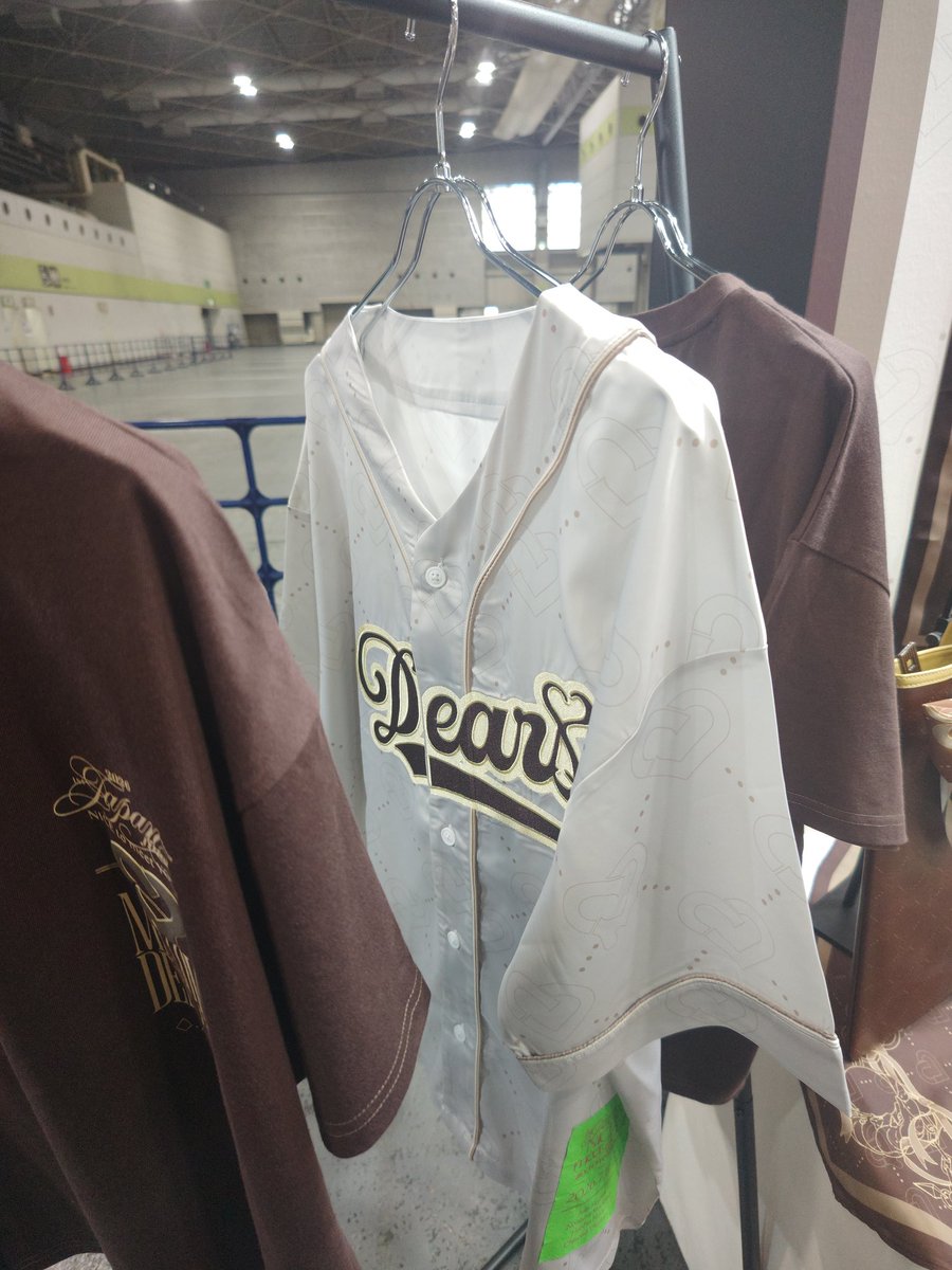 物販会場でメロアスのライブグッズ飾ってあったペンライトマジで良いし