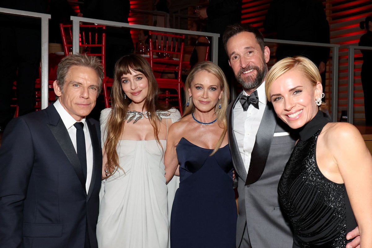 Dakota Johnson ao lado de Ben Stiller, Christine Taylor, Noah Wyle e Sara Wells no 2026 Time100 Gala hoje, 23, em Nova York