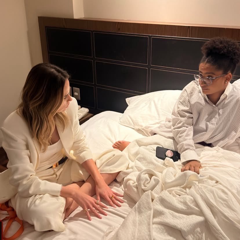 elas entrando no twitter juntas e monstrando os vídeos uma pra outra, rindo juntas e etc VOU MORRER