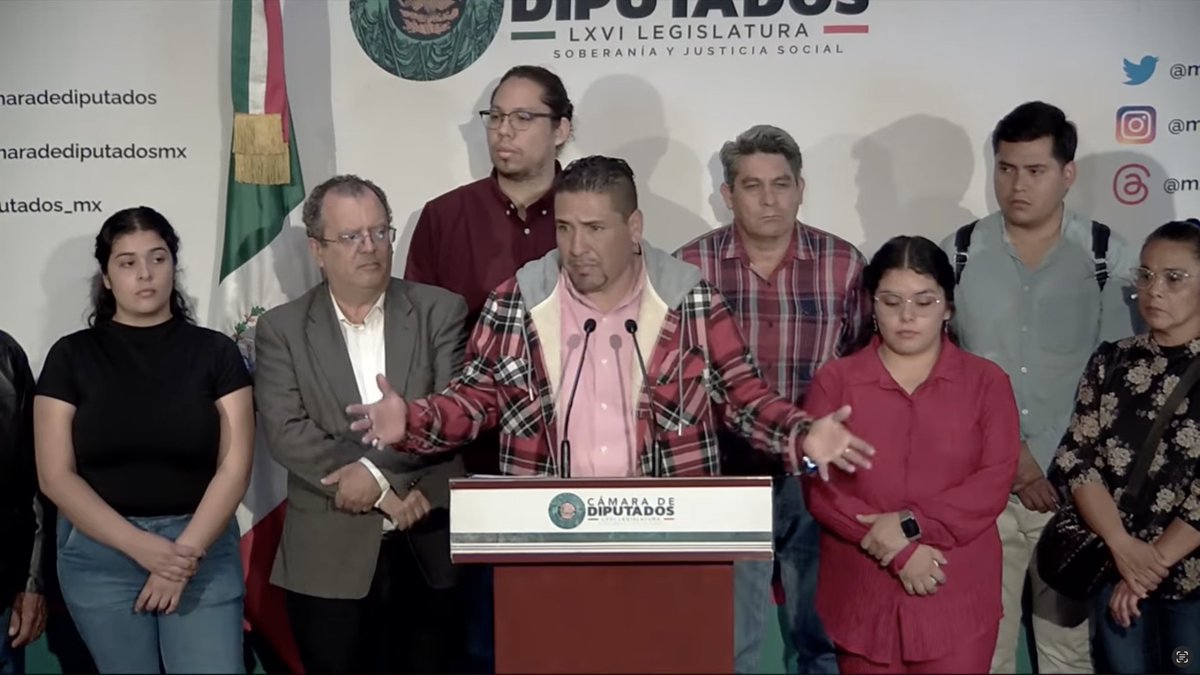 PoderCiudadanoo's tweet photo. #EnBocaDeTodos 🚨😡 Diputado federal Gilberto Herrera acompaña denuncia ciudadana sobre el negocio gubernamental con la basura en Querétaro⚠️

Señalan la instalación de un tiradero de basura a cielo abierto a tan solo 30 metros de sus viviendas, en una zona donde familias han vivido por más de 20 años.

¿Aceptarías vivir a unos metros de un basurero?

Lee la historia completa 👉 https://t.co/te5pGF94Cv

📲 Únete a nuestro canal 👉 https://t.co/dQK26JQUNx

📌 ¿Tienes una denuncia? Escríbenos al 4461444405