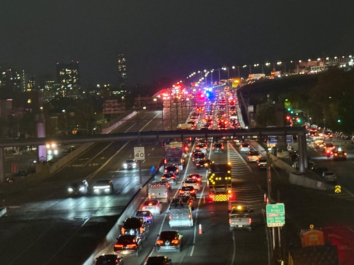 tweetingsparks's tweet image. 📷 from the Astoria Blvd station looking westbound; traffic to a near-halt going east towards Grand Central Pkwy. Possibly use Throggs Neck, Bronx-Whitestone or 59th St Bridges as an alternative form of detour. #NYC #FireDepartment #NYPD #TriboroughBridge #AstoriaBlvd #Astoria