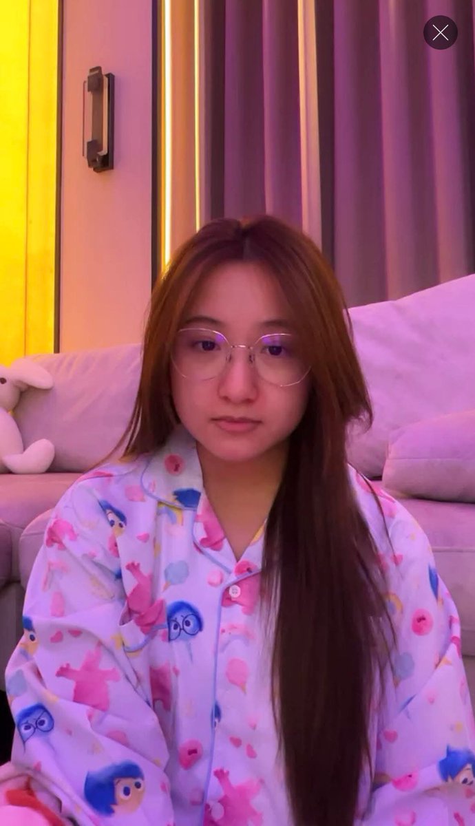 แอบชอบ #BNK48 #GaleyaBNK48

-แอบชอบพี่ลูกศรป้ะเนี่ย พี่เขาสวยจริงๆ นะหนูเห็นแต่แฟนแคมพี่เขาขึ้น TikTok แอบเห็นอยู่คนเดียวเลยมั้ง หน้าตาดีเนอะ คนเรามันเป๊ะอะนึกออกป้ะ
-พี่เขาดูเป็นพี่โตของรุ่น 6 จริงๆ ที่เหลือก็จะแจ๊วๆ ใช่ไหม แต่พี่เขาดูไม่ได้เป็นแบบนั้น ดูเป็นพี่สาวของ Gen6 จริงๆ