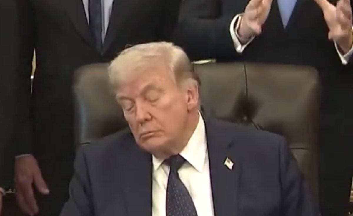 𝕊𝕦𝕟𝕕𝕒𝕖_𝔾𝕦𝕣𝕝 tweet media