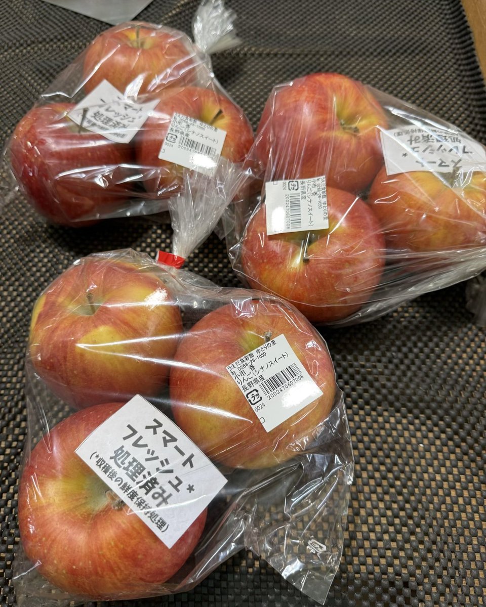 uedananairo's tweet photo. 直売所のりんご売り場で【スマートフレッシュ処理済み】という表示を見かけたことはありませんか？
りんご・梨などを長期貯蔵するために使用され、鮮度を長く保つことができる技術です。
食感や香りを維持でき、この時期でもおいしく召し上がっていただけます🍎 https://t.co/kwCumn8uh4