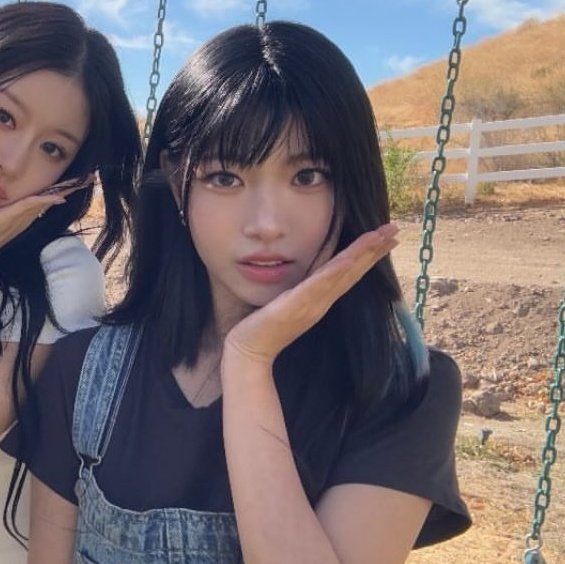 when everyone was trying to figure out what the blue in her hair was 😂

#아란 #aran #ablume