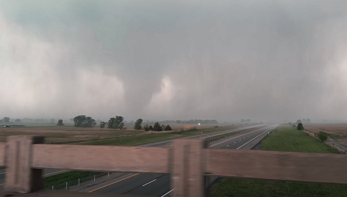 Wx_Beans's tweet photo. One of the more unsettling shots of taken. A monster crossing a shut down I-35 https://t.co/jyrUBMVc98