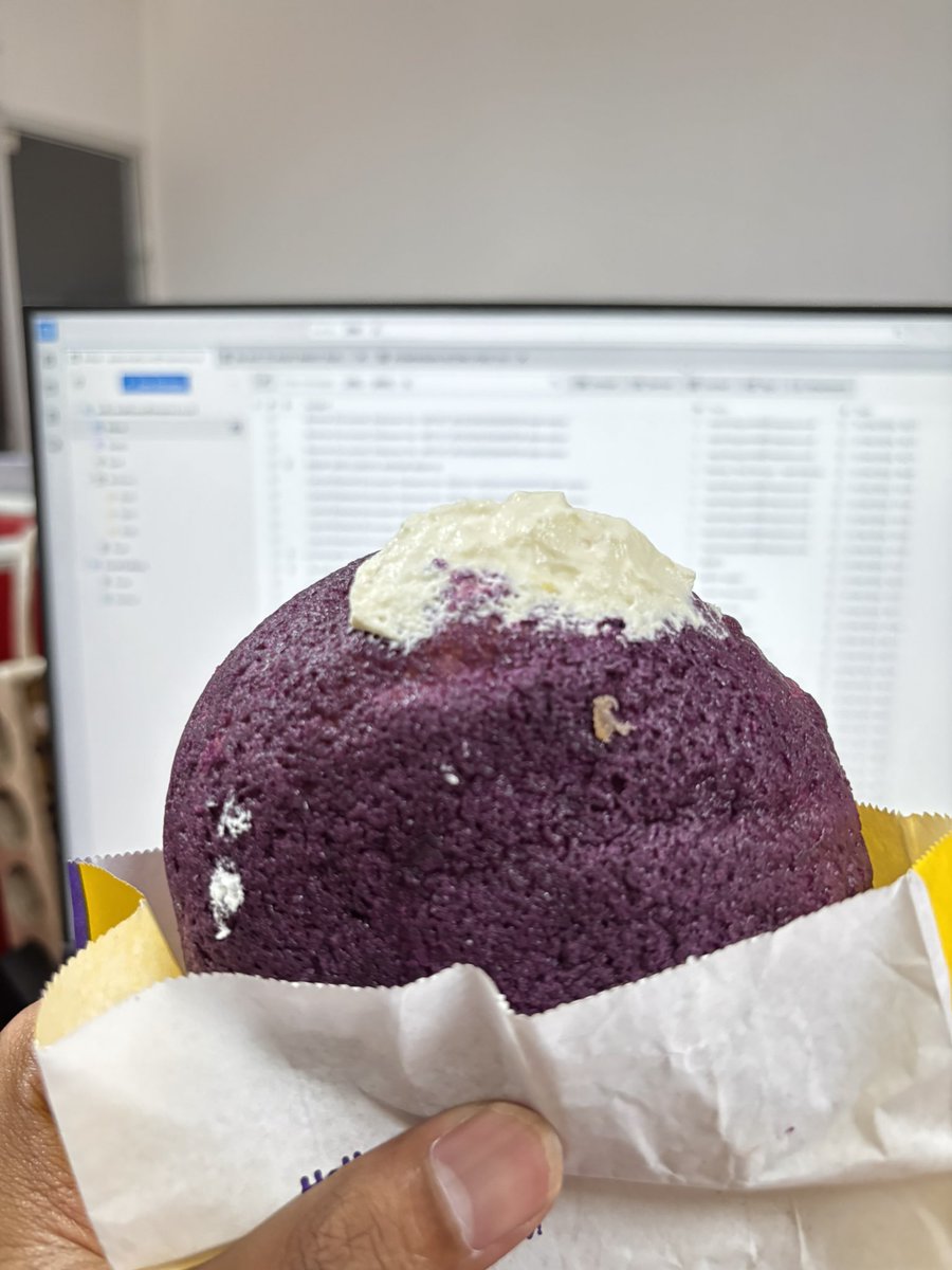 Daripada Roti O menurut gw mending beli ini sekalian sih. Isian creamnya enakkk