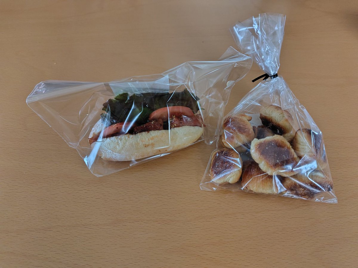 芋天で混む前にお買い物〜。
BLTサンド買ってしまった😋
大好物のミニクロワッサンもね😄最近お店のSNSを担当している広報の徳さんとお会いできました☺️小心者の私が声を掛けたぞ🤣いつ声を掛けようかと怪しい動きをしてしまってごめんなさい😅