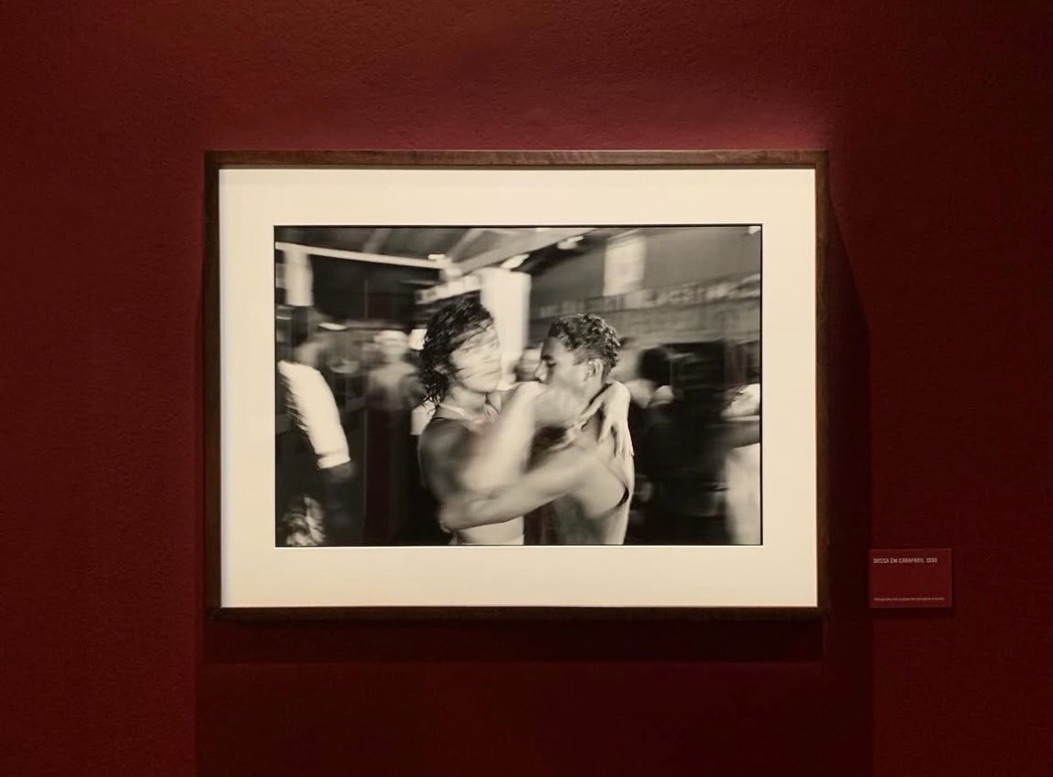 praia, body piercing, discos e exposições.