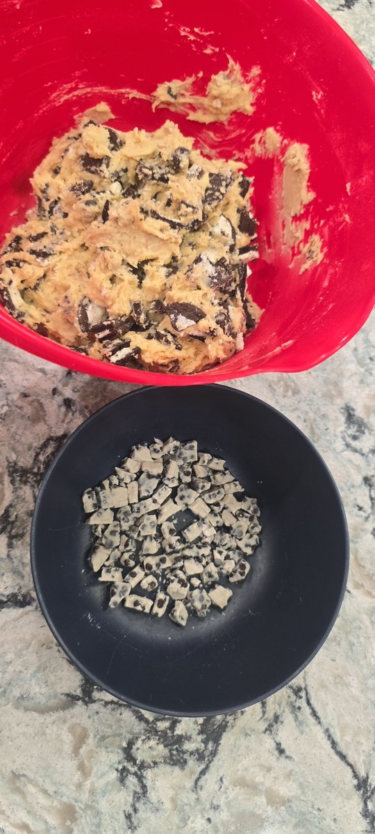 Johnnypatriot26's tweet image. These cookies are not MAHA approved 🫣🤣

Crumbled Oreos and Cookies n' Cream bar baked with cream cheese and other delicious sweets 😋

We are using the insulated baking sheet with a silicone liner. 

 #BakingJoy