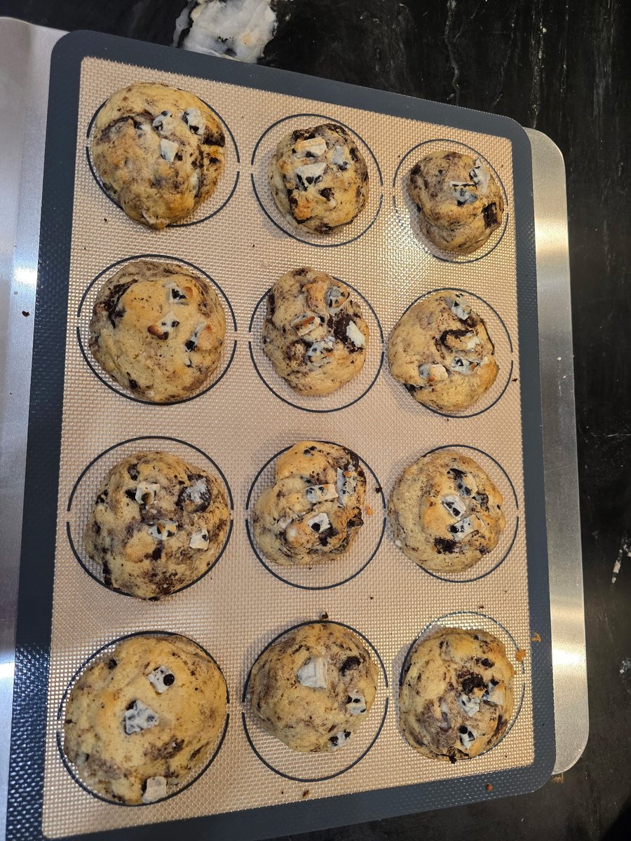 Johnnypatriot26's tweet image. These cookies are not MAHA approved 🫣🤣

Crumbled Oreos and Cookies n' Cream bar baked with cream cheese and other delicious sweets 😋

We are using the insulated baking sheet with a silicone liner. 

 #BakingJoy