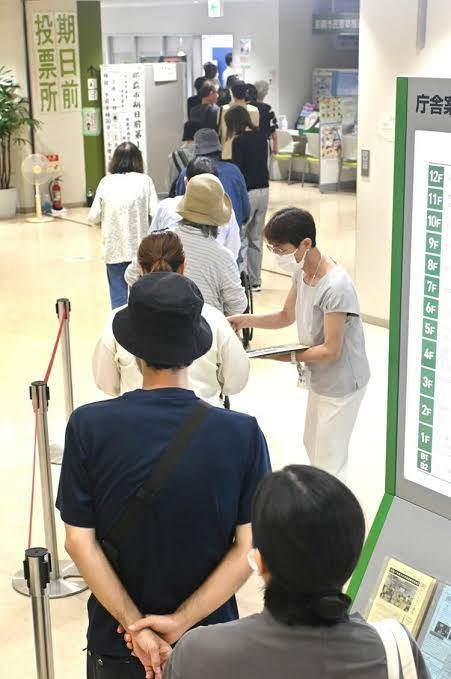 沖縄知事選になると期日前投票より沖縄県民が増える現象が起こります。選挙権は3ヶ月滞在で与えられますが、私はそこが抜け穴になっているのでは無いかと疑っています‼️玉城デニーは常に〇打です。沖縄県の若い方へ選挙に行っても何も変わらんさーと言う言い訳は駄目です。貴方方の一票で沖縄県を変え