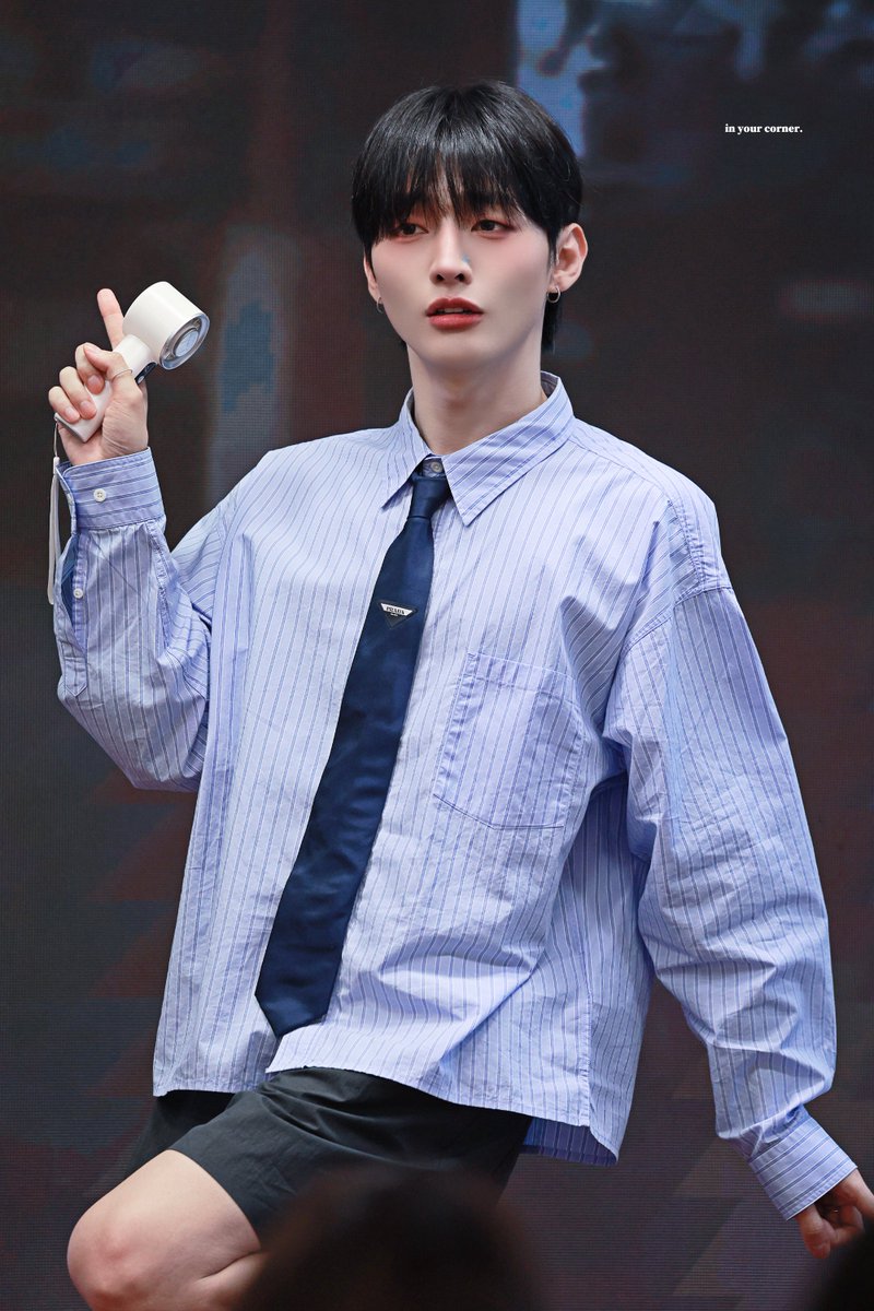 inyourcorner__'s tweet photo. 260411 천구비 팬사인회 in 상하이

#윤지성 #YoonJisung
#천둥구름비바람
#ThundercloudRainstorm https://t.co/elXvjcVndN