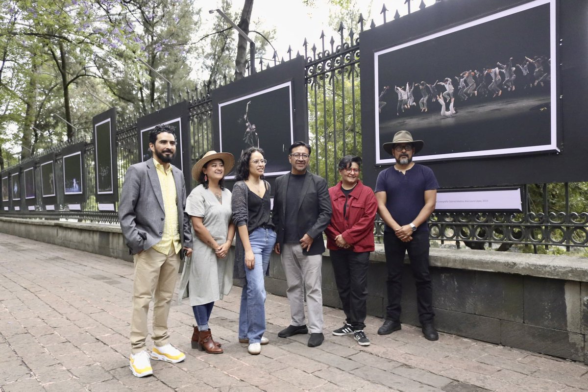CulturaCiudadMx's tweet photo. Hoy, en la emblemática Paseo de la Reforma, se inauguró la exposición fotográfica “Latiendo por la Danza”, una muestra colectiva que reúne 58 imágenes donde el movimiento cobra nueva vida a través del lente.

🌿 La cita es en la Galería Abierta del Bosque de Chapultepec, donde, en el marco del 19° Encuentro Plural de Danza de la Ciudad de México, el público podrá disfrutar esta exposición del 23 de abril al 30 de mayo, las 24 horas del día.

Participan destacadas y destacados fotógrafos como Gloria Minauro, Gabriel Ramos, Ana Laura López, Ernesto Reynoso, Liliana Velázquez, Vicente Morales y más, quienes capturan la esencia del cuerpo en movimiento, construyendo un diálogo entre la escena y quienes la observan.

✨ Esta muestra, impulsada por la Secretaría de Cultura de la Ciudad de México, celebra también los 25 años de las Galerías Abiertas, consolidando el espacio público como un punto de encuentro para las artes.