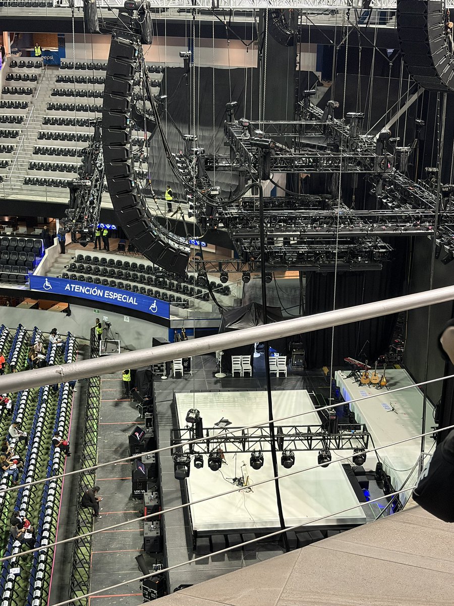 Hasta atrás pero adentro.