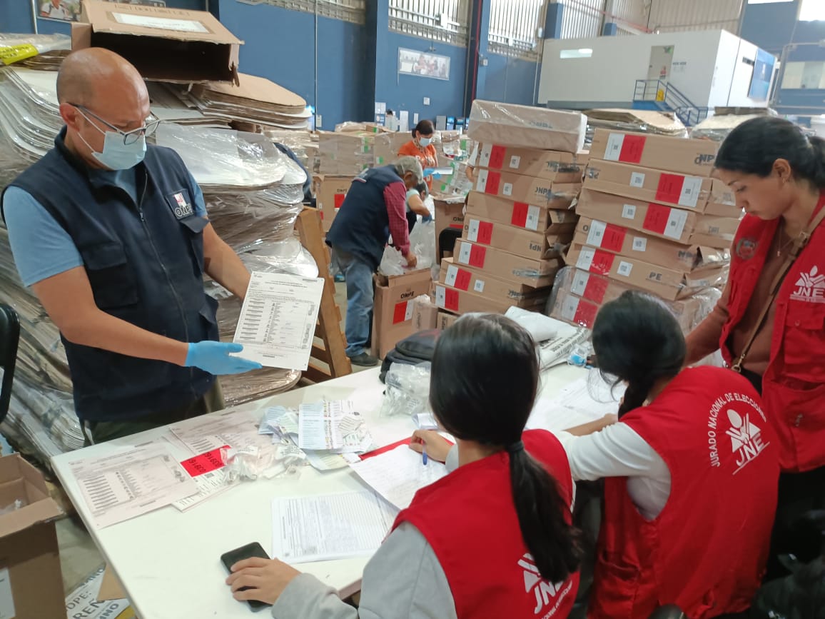 JNE_Peru's tweet photo. #JNEInforma | El JNE continua realizando acciones de fiscalización y verificación de materiales electorales utilizados en las Elecciones Generales #EG2026, que se encuentran en el almacén de la ONPE, en el distrito de Lurín. https://t.co/uyl597nbkx