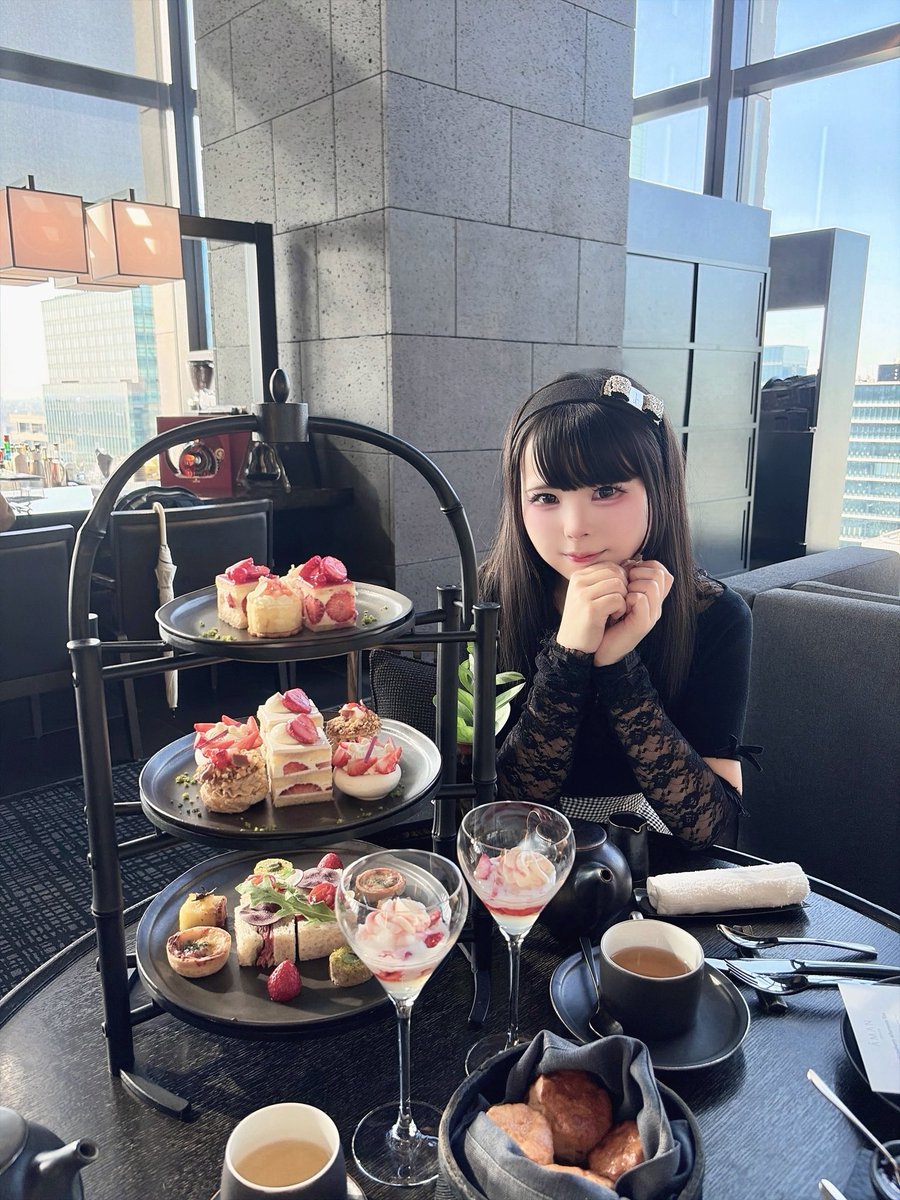 おはようございます⛅️ 本日15-19でお給仕です🙂‍↕️🎶また前髪切ったけど今回はオン眉回避できたはず( ㆆ ㆆ)و✧
