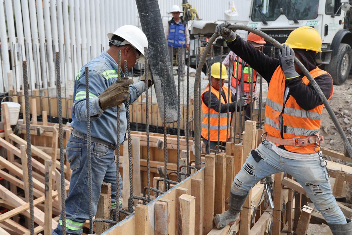 Efrainmoralesl's tweet photo. Hoy en compañía de la gobernadora @delfinagomeza, supervisamos la construcción del cárcamo de bombeo Sor Juana y el dren Xochiaca que por instrucciones de nuestra Presidenta @Claudiashein construimos de manera conjunta para fortalecer la infraestructura del drenaje en el Estado de México.