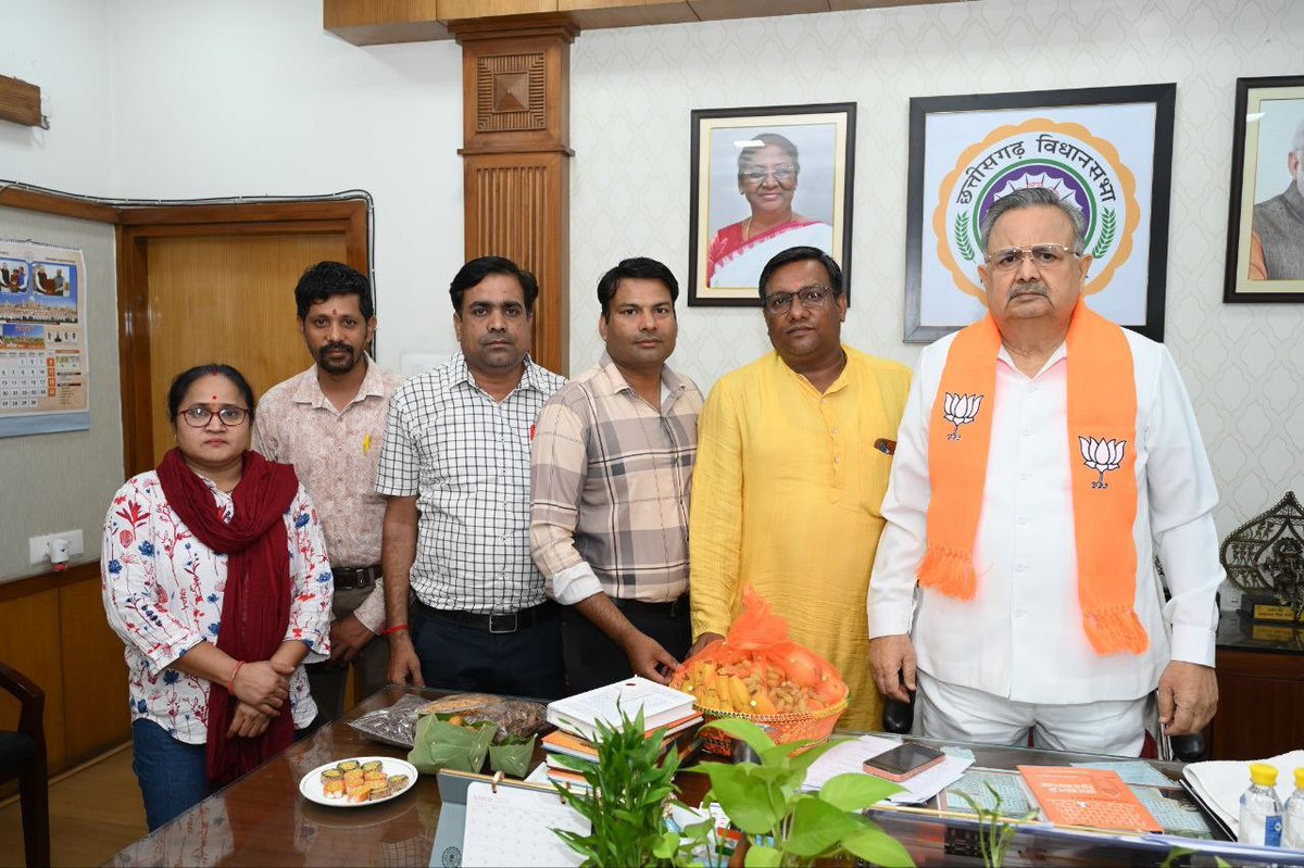 blmishraCG's tweet photo. डॉ बी एल मिश्रा एवं टीम ने माननीय डॉ रमन सिंह जी विधानसभा अध्यक्ष एवं पूर्व मुख्यमंत्री से मुलाकात की डॉ आराधना मिश्रा प्रदेश महासचिव ,डॉ दुग्धेश्वर पटेल, डॉ घनश्याम पटेल सहित महासमुंद सांसद प्रतिनिधि माननीय राजेश चौधरी जी ने  विधानसभा अध्यक्ष महोदय के समक्ष बात रखी https://t.co/5a31WGismN
