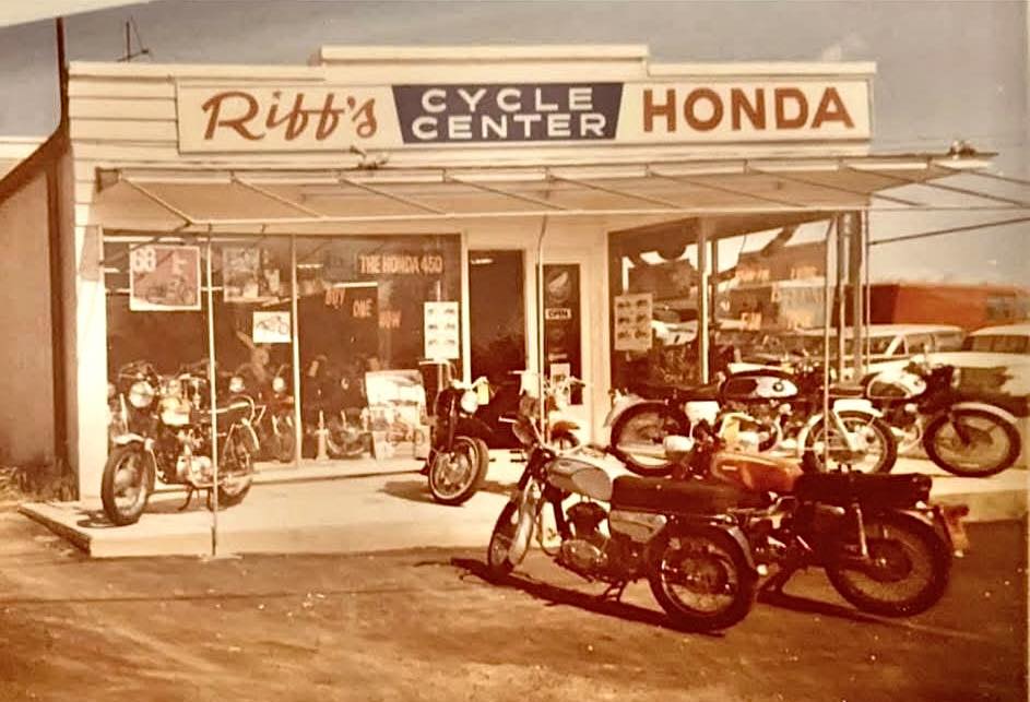 Moto_History's tweet photo. This is a typical motorcycle shop from the mid 1960s. This picture brings back memories. #motorcycleshops #motorcyclists #motorcyclesofthe1960s #motorcyclebusinesses #interestingpictures #motorcycleenthusoasts https://t.co/Z7WZM5wwRu
