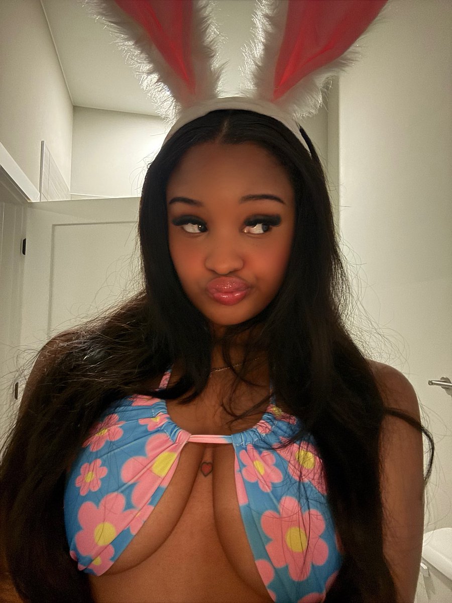 Squeakybbg's tweet photo. My b00bs look big https://t.co/aW1Jd4mi76