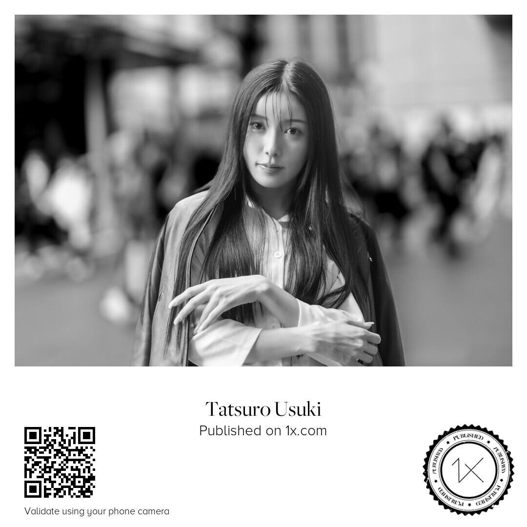 Tatsuroug's tweet image. OsakaStreet 4月場所で展示したフォトウォークの写真2枚が、#1 x.comで #Published　になりました！
モデルの、玲音さん、企画の広瀬ご夫妻、
ありがとうございました。
1枚目　”Reo on the Osaka Station”
@reo__888 　@fotohumaga