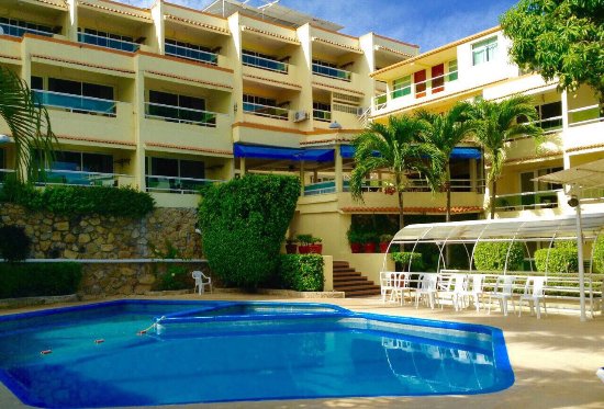 regionalmorelos's tweet photo. 🚨 Pánico en Acapulco 🚨
Reportan situación de rehenes en el Hotel Montecarlo, zona de Caleta. Sujetos armados mantienen sometidos a empleados tras un intento de robo. La Guardia Nacional ya se encuentra en el lugar. 👮♂️🇲🇽
#Acapulco #Caleta #Seguridad #Guerrero #UltimaHora https://t.co/K6s3LDgEFm