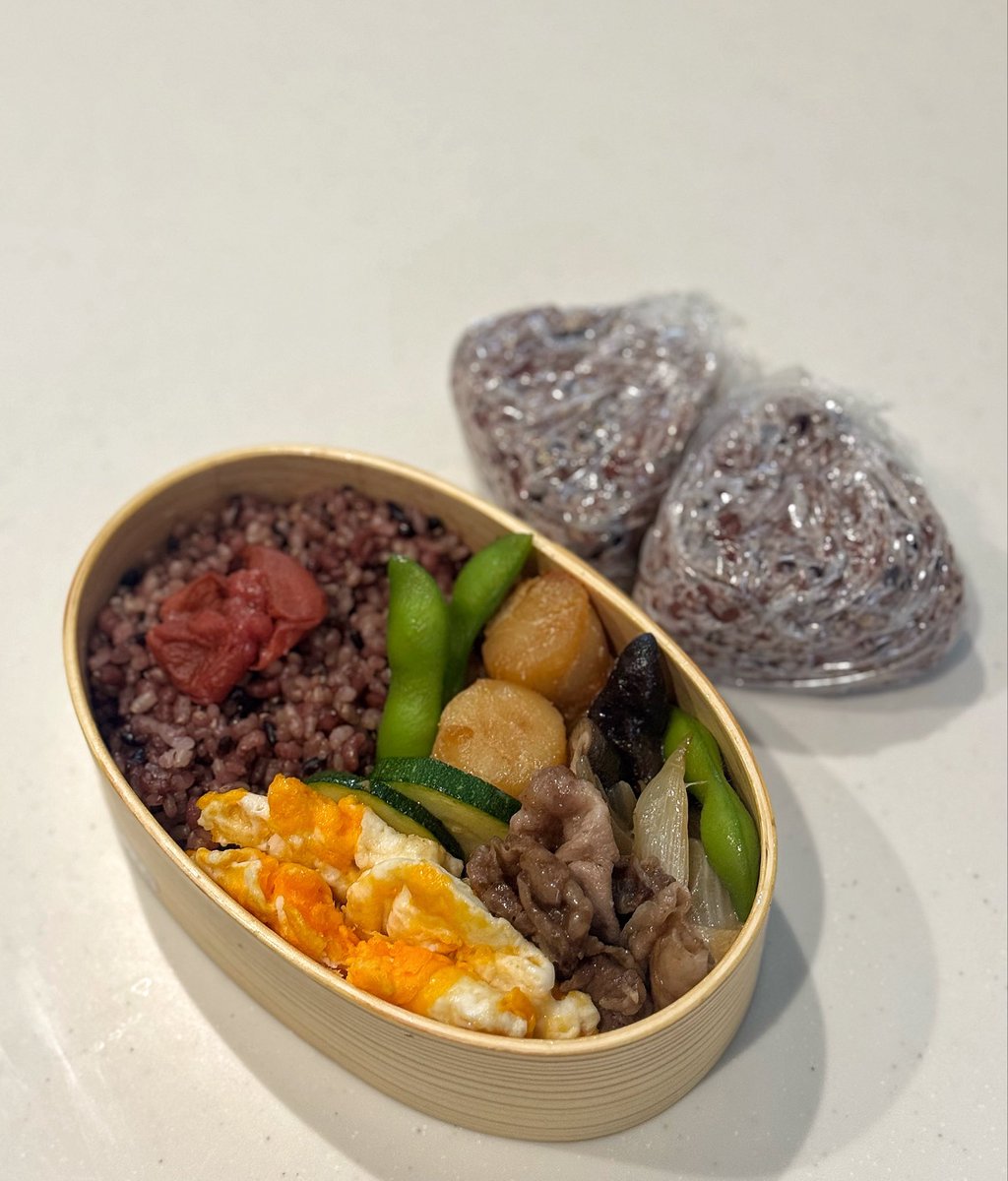 moekofukuda's tweet photo. 今日の3歳のお弁当はすき焼き弁当👶🍱
割下は、和三盆をすこーしだけ入れて自分で作っています。薄味だけど、素材味が引き立つし、冷めて時間が経つと味が濃くなるのでちょうどいい😊
上のおにぎりは、園から帰る時に車の中で食べるしらすと胡麻のおにぎりです🍙 https://t.co/ShhkX0sow5