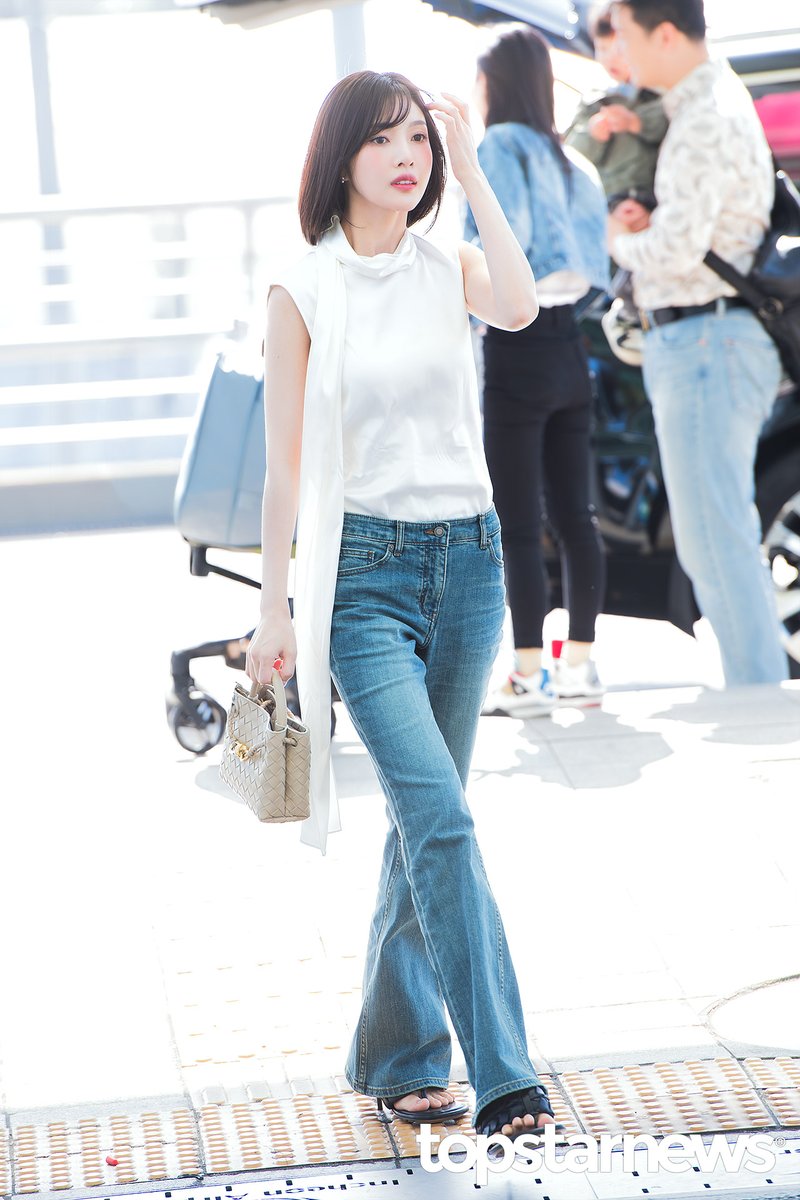 TSN_PHOTO's tweet image. [HD포토] 레드벨벳 조이, ‘공항에서 만난 쿨뷰티 미녀’ (인천공항 출국) #조이 #JOY #레드벨벳 #RedVelvet #JOY_SPLASH #팬미팅 #인천공항 #출국 #입국 #프리뷰 topstarnews.net/news/articleVi… &amp;lt;- Original Photo