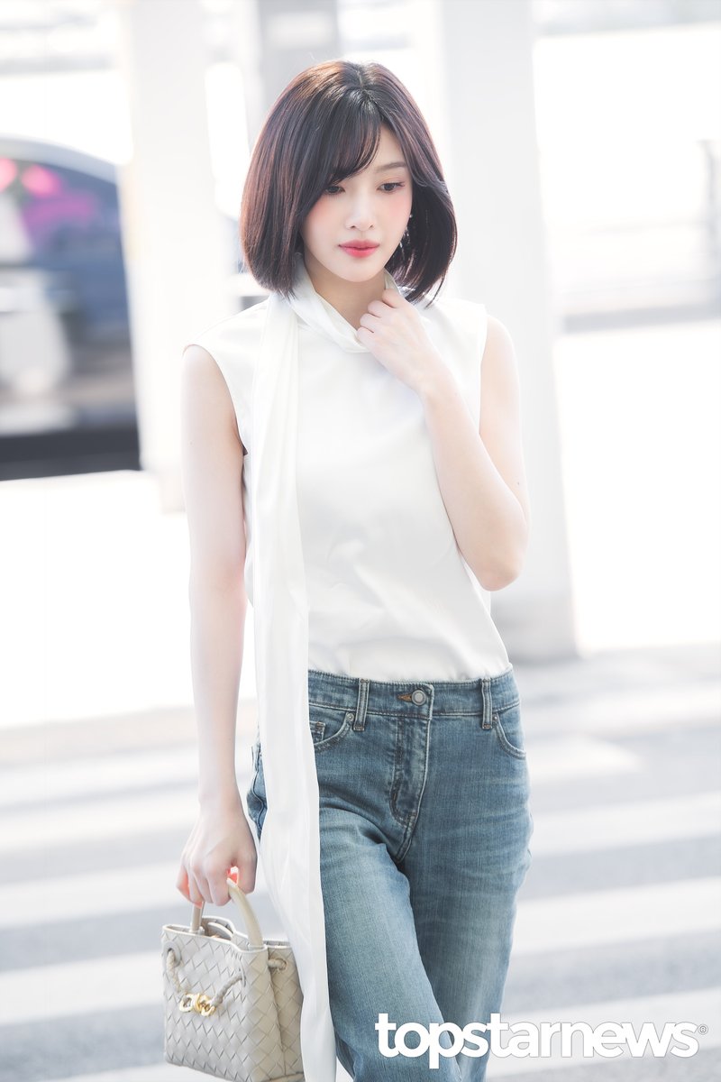 MyKpopHuntress's tweet image. JOY is on her way to Kuala Lumpur 🇲🇾 for the 2026 JOY ASIA TOUR “JOY SPLASH” 🌊✨

Safe skies, our pretty Joy ✈️💚 ReVeluv 🇲🇾 are sooo excited and can’t wait to finally meet you again 😭💞 

photo cr @TSN_PHOTO 

#JOY #RedVelvet #JOYinKL #JOYinMY
#2026JOY_SPLASH_TOUR