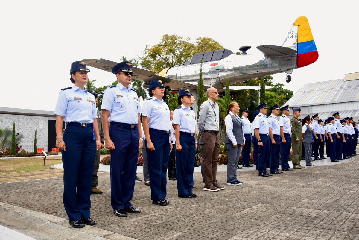 FuerzaAereaCol's tweet image. En #Cali Oficiales y Suboficiales de la Base Aérea Marco Fidel Suárez rindieron un sentido homenaje al los 171 años del natalicio del Señor ex presidente Marco Fidel Suárez quien en 1920 fue artífice de la aviación en Colombia.

#EMAVI
#AdAstra🚀
#SiempreFirmes