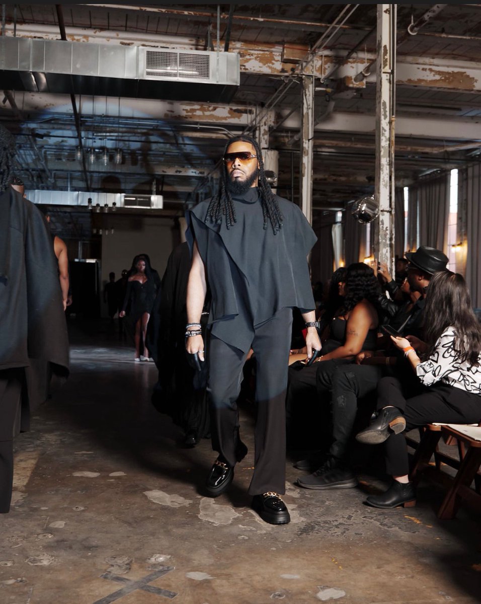 stylistcantony's tweet image. When gravity pulls, style rises. A sharp gentleman never falls—he elevates.  ECLIPSE meets a Gangsta Kimono 👘  
Image Director: @SanchoSmalls 

The ECLIPSE brought to you by @thesharpgentz 🌗✨

#eclipse #thesharpgentz #TheSharpGentlemen #STYLISTCANTONY #ORTTU