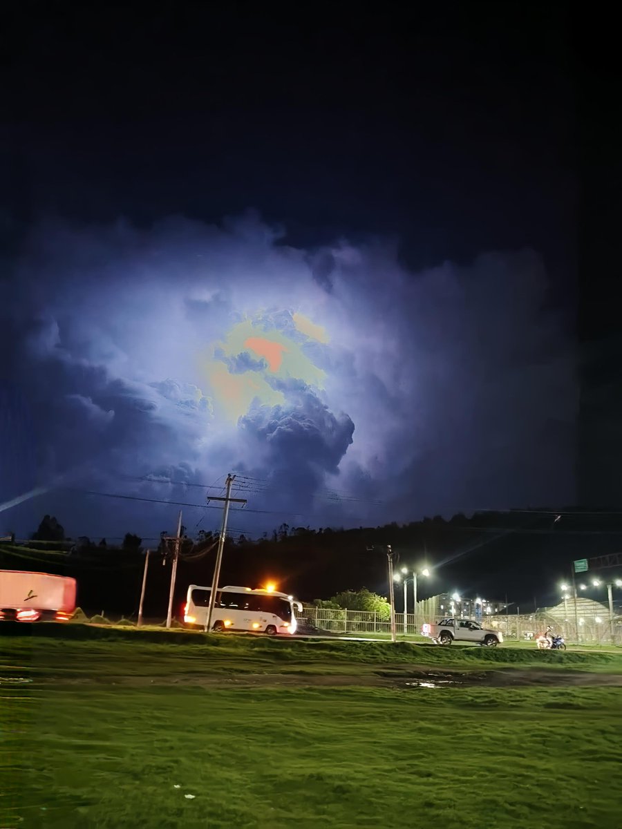 Jessie_Heyder's tweet image. Se avecinan fuertes tormentas en Facatativá y Sabana Occidente 🌩️⚡

Tener paraguas a mano, si va a lavar su vehículo aproveche las lluvias y una buena opción para racionar agua 👏👏

#clima #lluvia #agua #cundinamarca #colombia