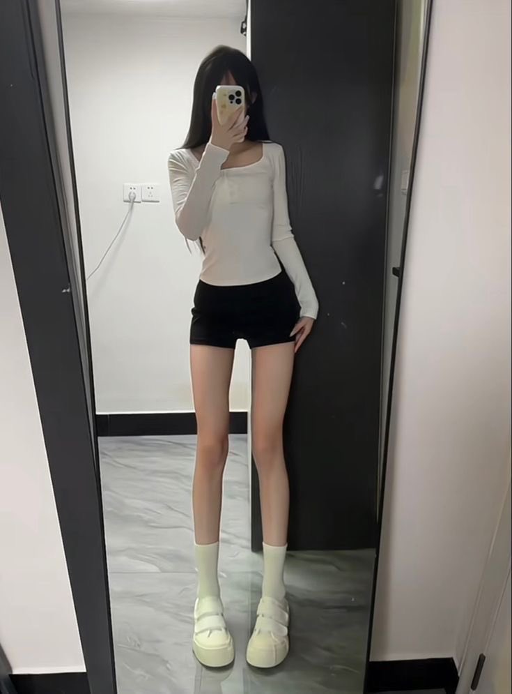 thin404's tweet image. Day one: Sharing My Pinterest Thinspo and why.. #edtwt #ed #shedtwt 

Idk who she is but it eats my soul away anytime I look at this photo. 🫠
A perfect reason to skip another meal.

Everything by about her is perfect. 

Contact me if you want me to remove your photo.