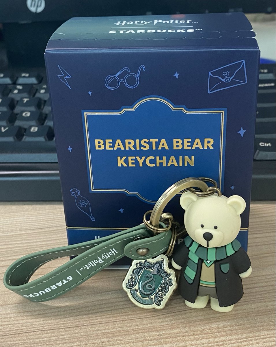 guesswhoBW2721's tweet image. Want to trade Starbucks Bearista Bear Keychain. Saya dapat double 2 yg Slytherin, mau trade dengan yg Hufflepuff untuk melengkapi koleksi. Ada yg berminat tukaran ga? 
WTT 
Have : Slytherin (green)
Want : Hufflepuff (yellow)
Thanks.
#starbucks #harrypotter #bearistabearkeychain