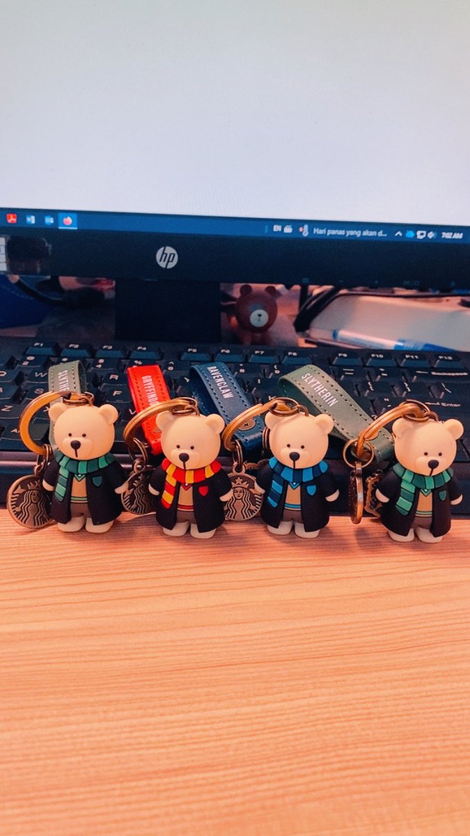 guesswhoBW2721's tweet image. Want to trade Starbucks Bearista Bear Keychain. Saya dapat double 2 yg Slytherin, mau trade dengan yg Hufflepuff untuk melengkapi koleksi. Ada yg berminat tukaran ga? 
WTT 
Have : Slytherin (green)
Want : Hufflepuff (yellow)
Thanks.
#starbucks #harrypotter #bearistabearkeychain