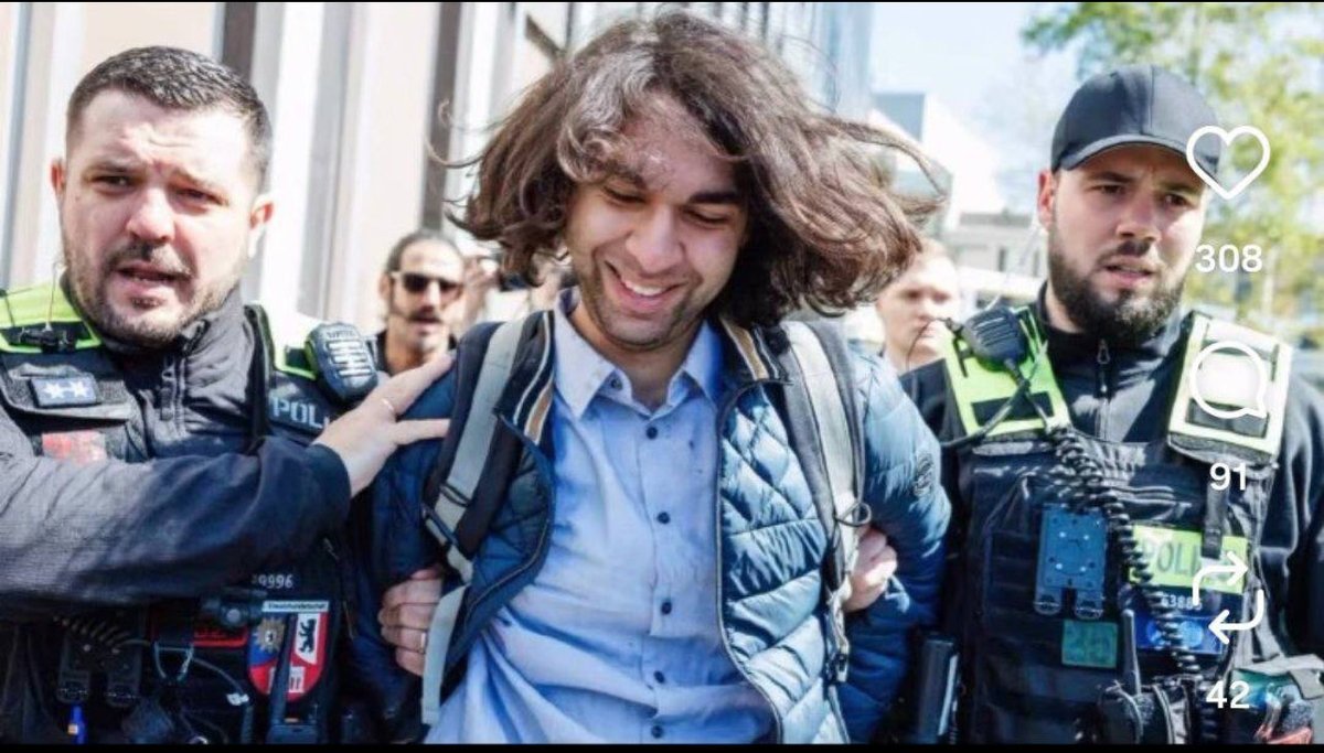 چه انتخاب هوشمندانه‌ای کرده این پسر در پرتاپ سس‌گوجه به رضا پهلوی! از وقتی شنیدم نمیتوانم نخندم😊 آفرین پسر چه طنزی ساختی!