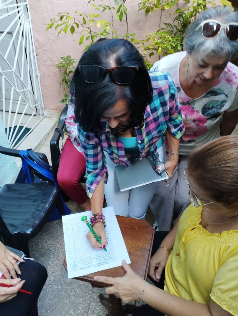 Trabajadores de <a href="/CaracolVaradero/">TiendasCaracolVaradero</a> que se encuentran participando en cursos de Formatur también plasman su Firma por la Patria... #MatancerosEnVictoria #MiFirmaPorLaPatria