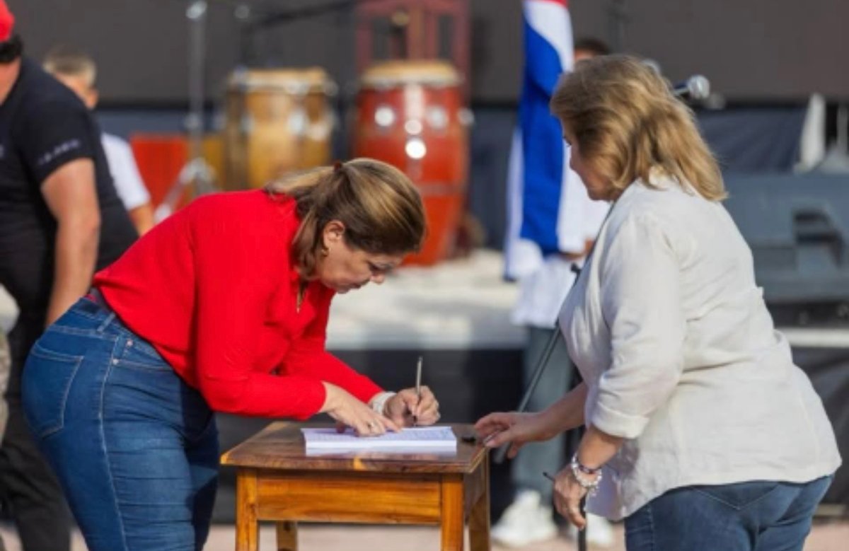 Firmé en Girón! 

Lo hice por mi Patria, porque no quiero que nadie la agreda, no quiero verla invadida, no quiero que sigamos bloqueados sin poder adquirir recursos esenciales para vivir. Firmé por mi país, por mi familia. Firmé por mi Revolución.

#MiFirmaPorLaPatria